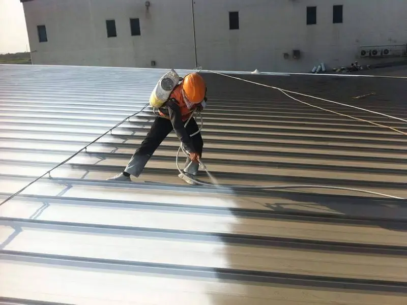 giá sơn chống nóng mái tôn thợ đang phun sơn chống nóng lên mái tôn
