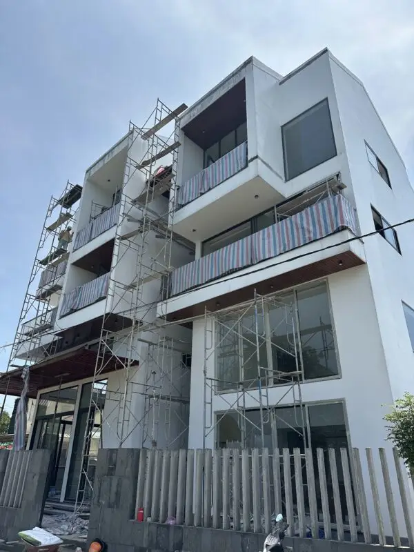 đội thợ đang thi công chống thấm villa