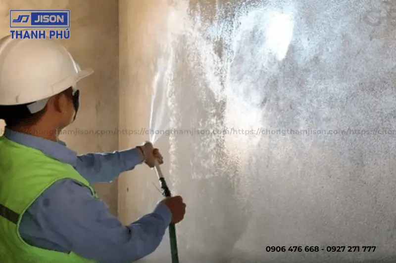 tưới ẩm lên bề mặt cần chống thấm